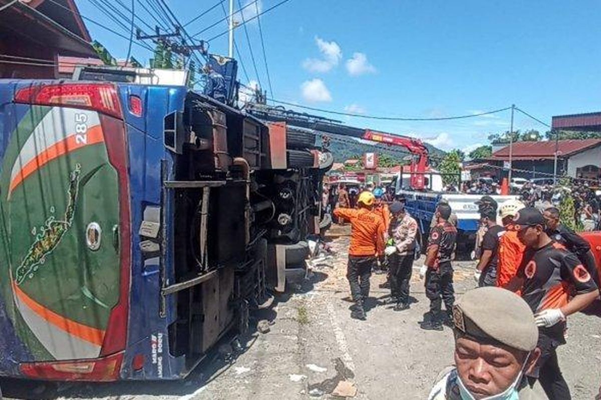 KECELAKAAN: Bus ALS tujuan Medan Bekasi mengalami kecelakaan di Padang Panjang, Selasa (6/5/2025).