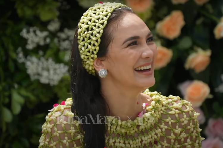 SIRAMAN: Luna Maya saat gelar siraman sebelum menikah di Bali. (Dok: youtube Luna Maya)