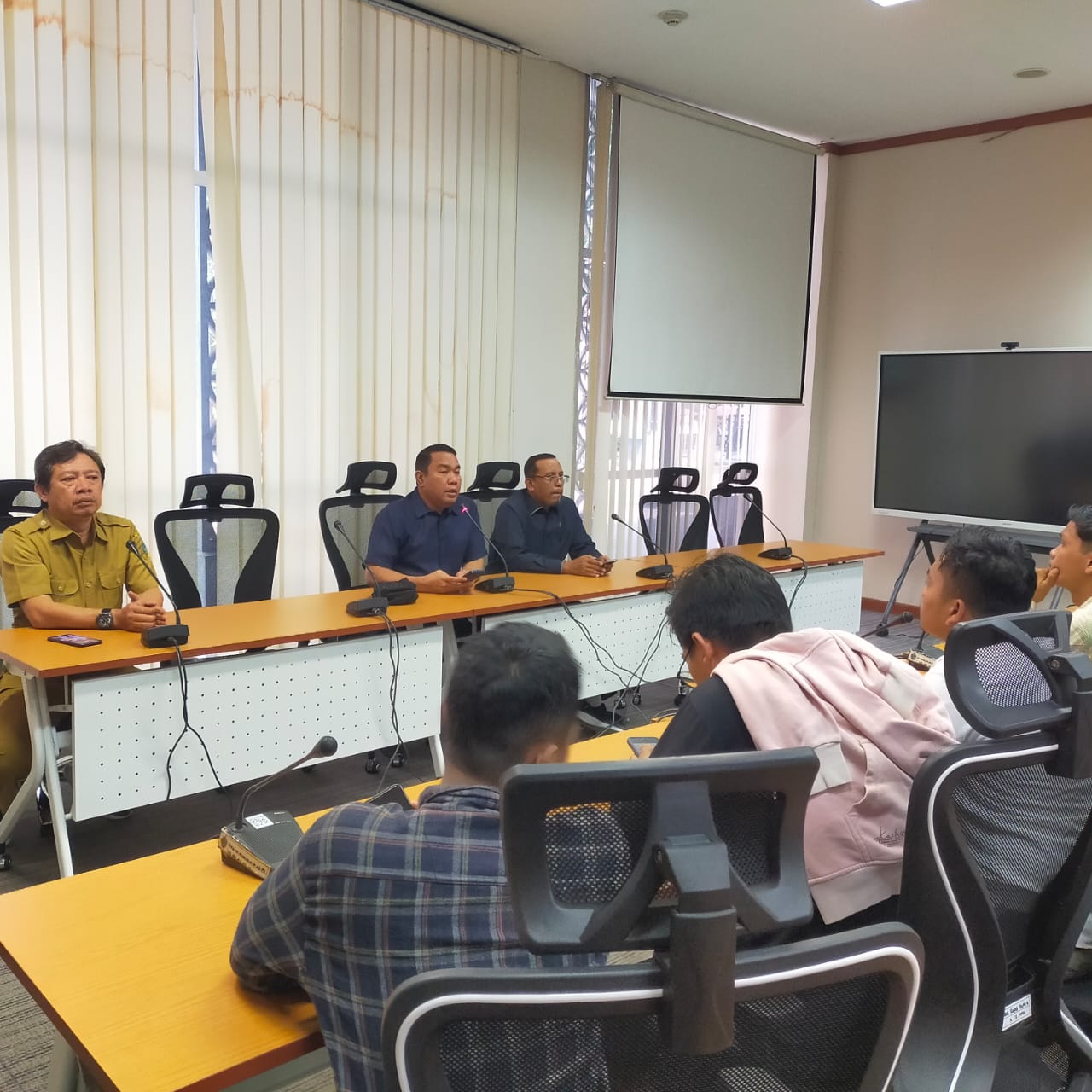 ASPIRASI: Anggota DPRD Sumut Fraksi PKS, Ahmad Darwis dan Dedi Iskandar di ruangan Bamus DPRD Sumut menerima AMPK. ISTIMEWA/SUMUT POS