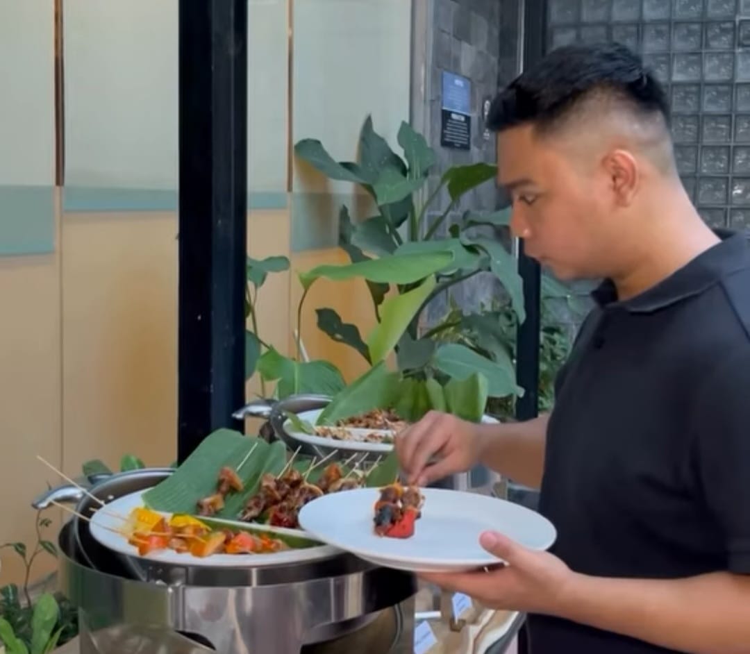 NIKMATI: Tamu AIHO Hotel Medan menikmati BBQ. FOTO: ISTIEWA/SUMUT POS