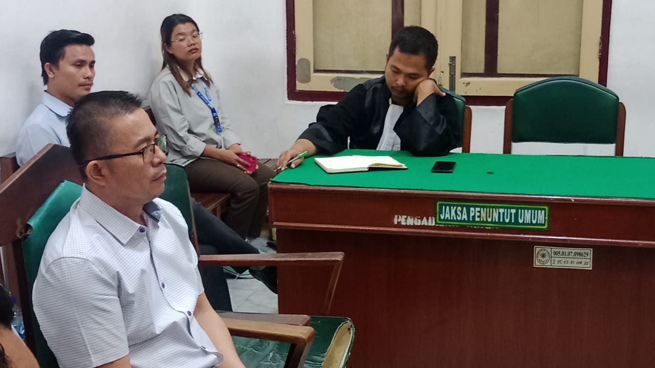 PUTUSAN: Eks Bendahara Pengeluaran Dinas PUPR Nisel, Kemurahan Waruwu menjalani sidang putusan di Pengadilan Tipikor Medan, Selasa (6/5).