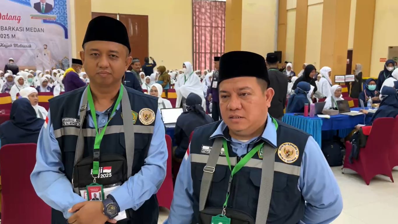 Tim Pemandu Haji Indonesia (TPHI) Kloter 4 Embarkasi Medan Muhammad Fery dan Tim pembimbing Ibadah Haji Indonesia (TPIHI) Fachrizal. ISTIMEWA/SUMUT POS