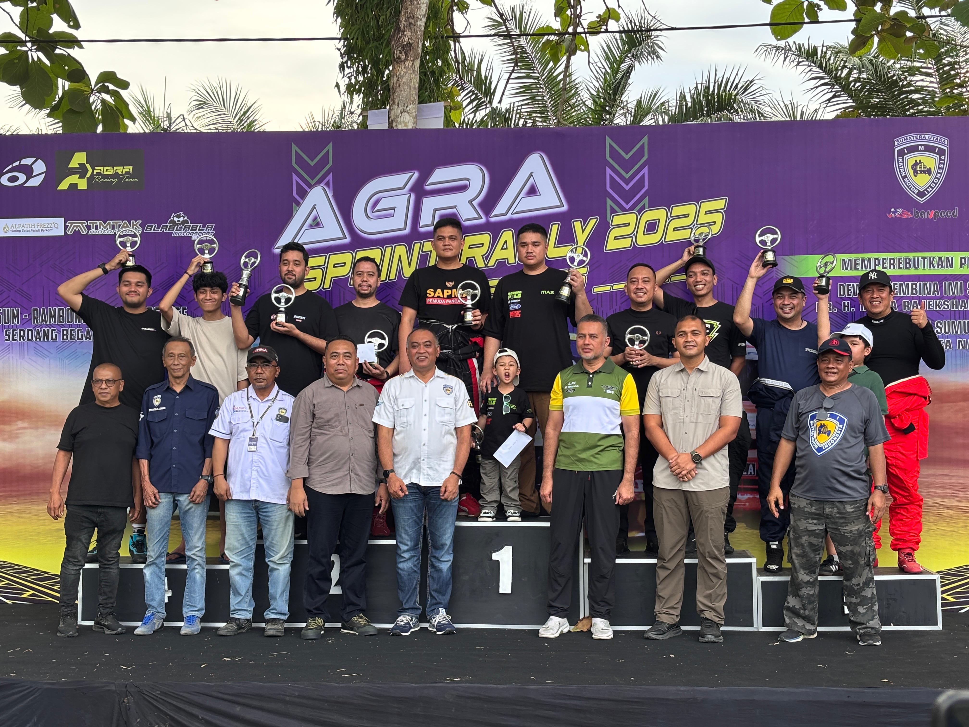 DIABADIKAN:  Juara umum AGRA Sprint Rally tahun 2025, Musa Arjianshah (Arji) diabadikan bersama para juara lainnya. FOTO: ISTIMEWA/SUMUT POS