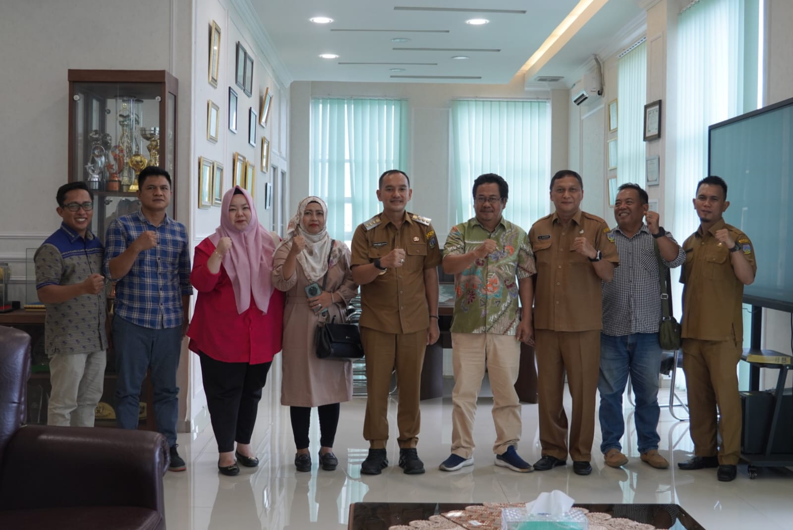 DIABADIKAN: Wali Kota Tebingtinggi Iman Irdian Saragih diabadikan bersama Pimpinan Umum Sumut Pos Pandapotan MT Siallagan, Pimpred Asih Astuti dan jajaran Sumut Pos (Jawa Pos Group).