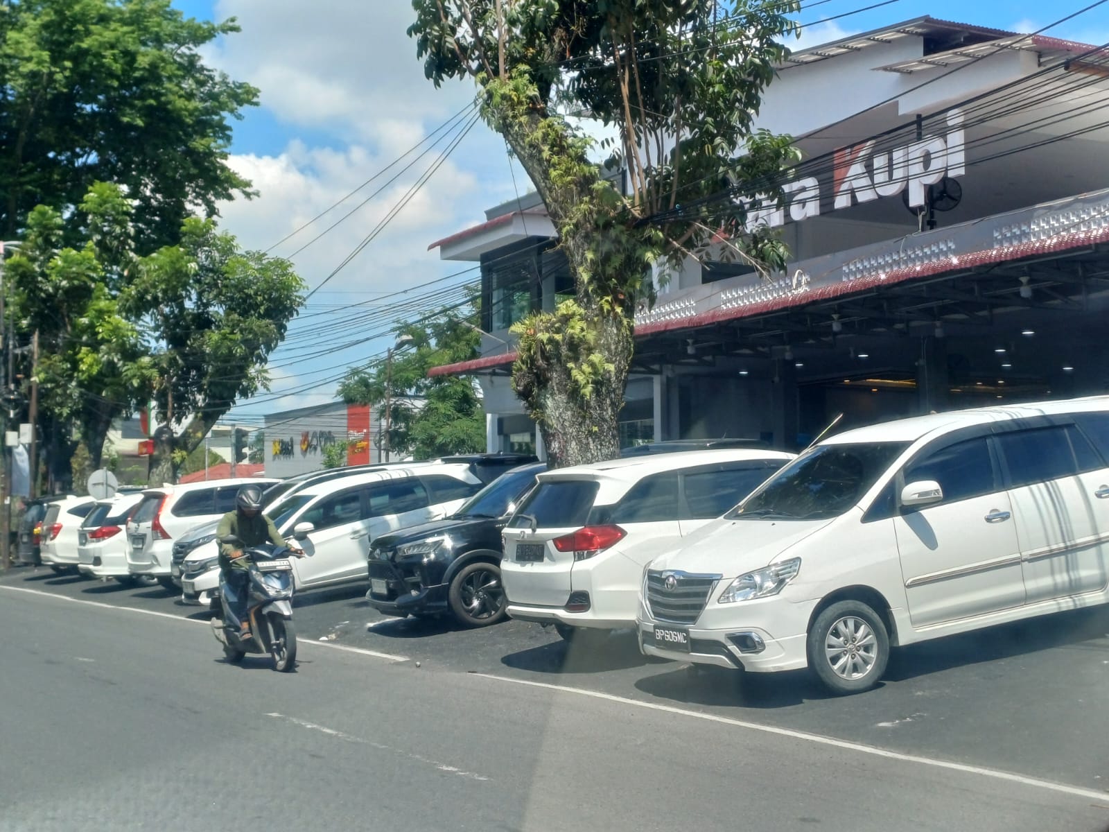 Mobil-mobil pengunjung Dara Kupi parkir di atas trotoar yang di aspal pihak pengelola Dara Kupi tanpa izin dari Pemko Medan.((Markus Pasaribu/Sumut Pos))