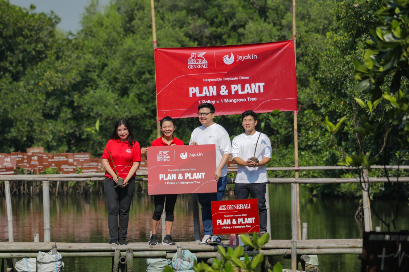 Manajemen Generali Indonesia dan Jejakin   di area penanaman mangrove Taman Wisata Alam Angke, PIK, Jakarta Utara.