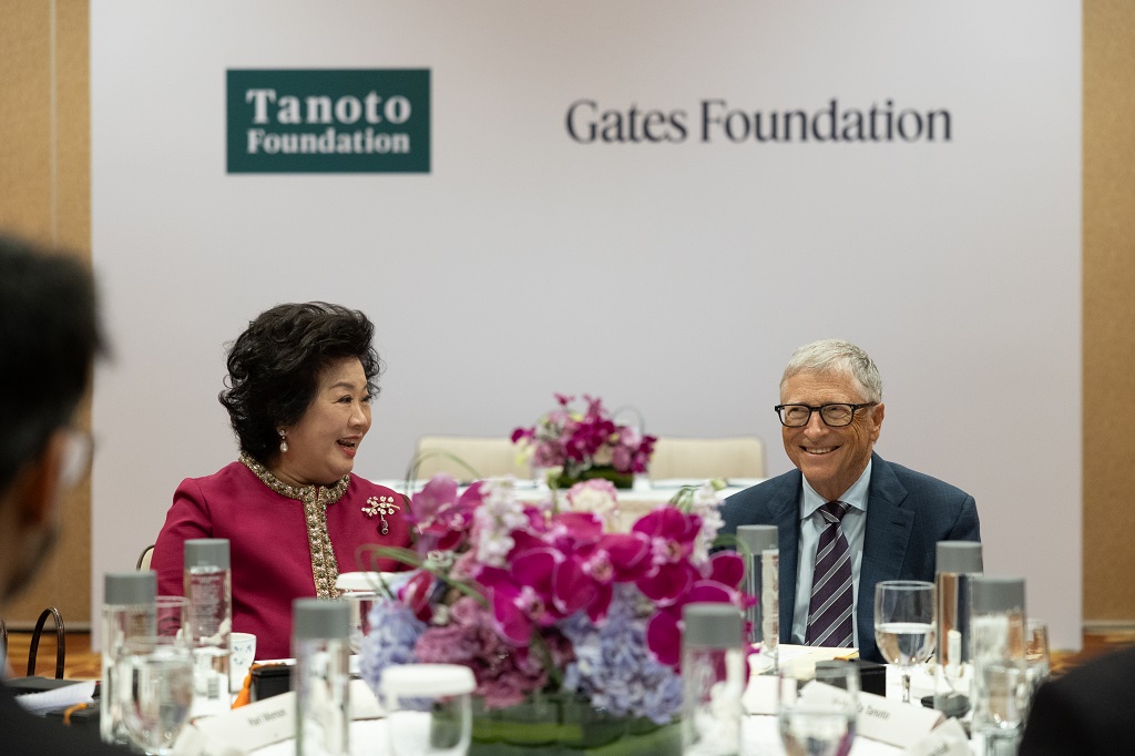 BERSAMA: Salah satu pendiri Tanoto Foundation, TinahBingei Tanoto, bersama pendiri Gates Foundation, Bill Gates.(Dok. Tanoto Foundation)