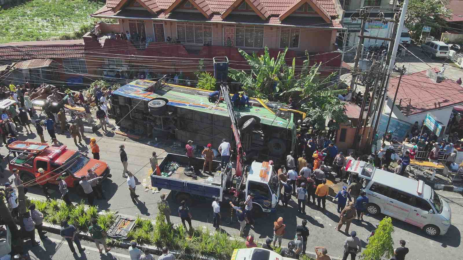 TERGULING: Bus ALS terguling usai sopir tak dapat mengendalikan bus karena rem blong, hingga mengakibatkan 12 penumpang tewas. FOTO: JAWA POS/SUMUT POS