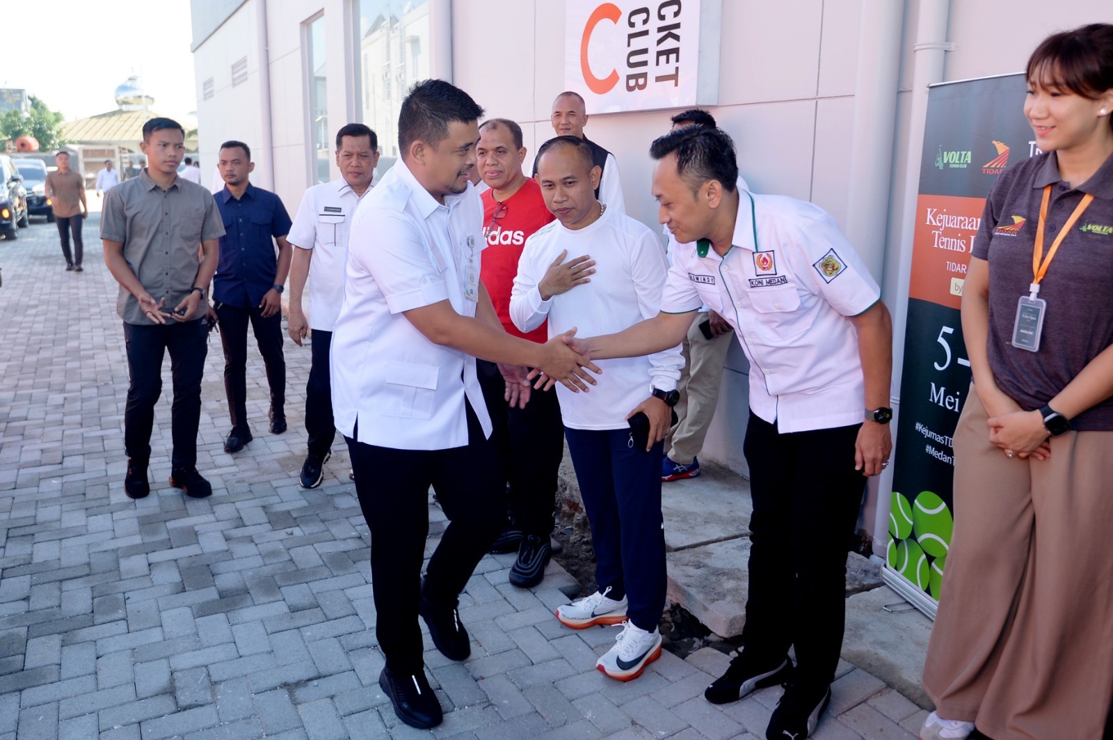 PEMBUKAAN: Ketua Umum KONI Medan Aswindy Fachrizal SE ketika menyambut Gubsu Bobby Nasution pada pembukaan Kejurnas Tenis Lapangan Tidar Open 2025 di Lapangan Tenis The Racket Club, Jalan SMTK Medan.