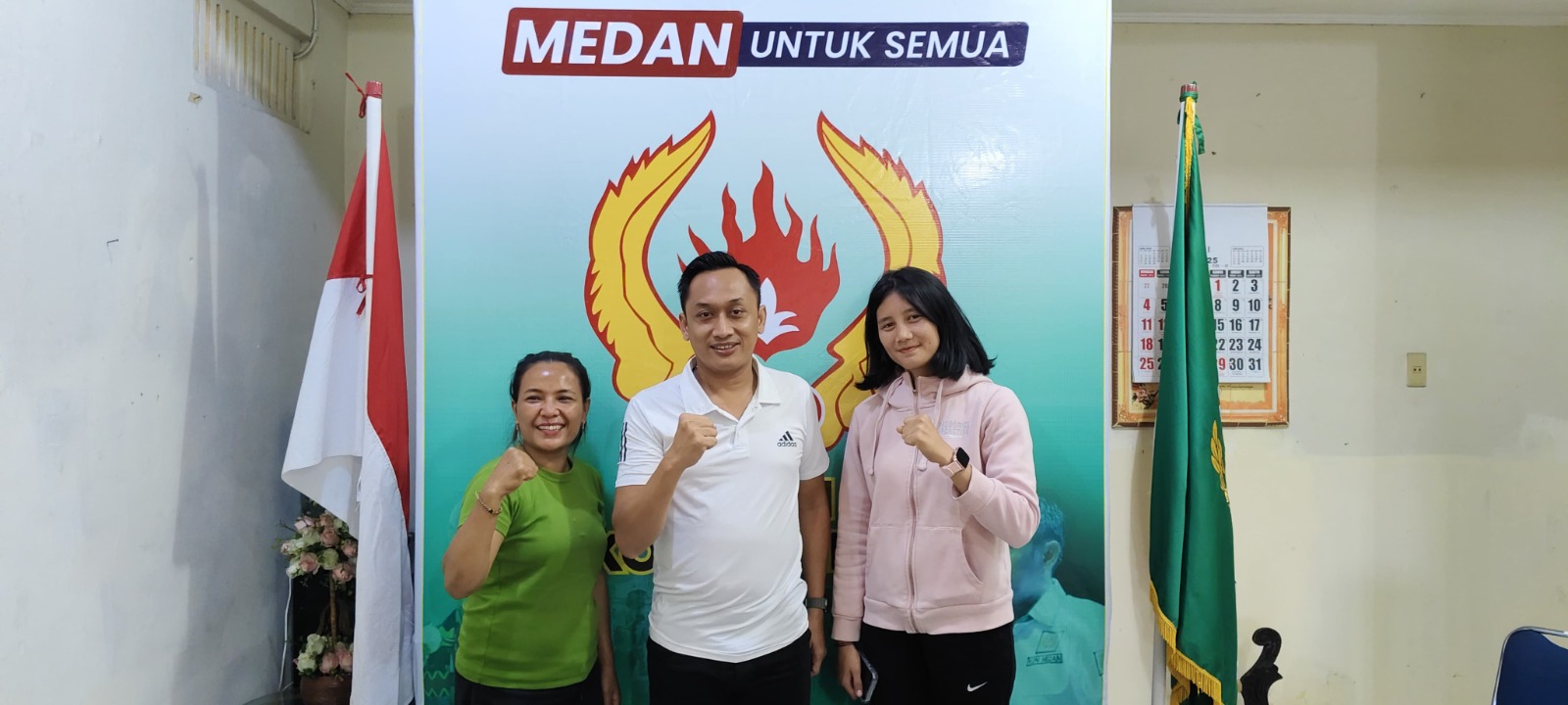 BERSAMA: Ketua Umum KONI Kota Medan, Aswindy Fachrizal (tengah) bersama palatih (kiri) dan atlet kickboxing yang dipanggil ke Pelatnas SEA Games 2025. (Dok. KONI Medan)