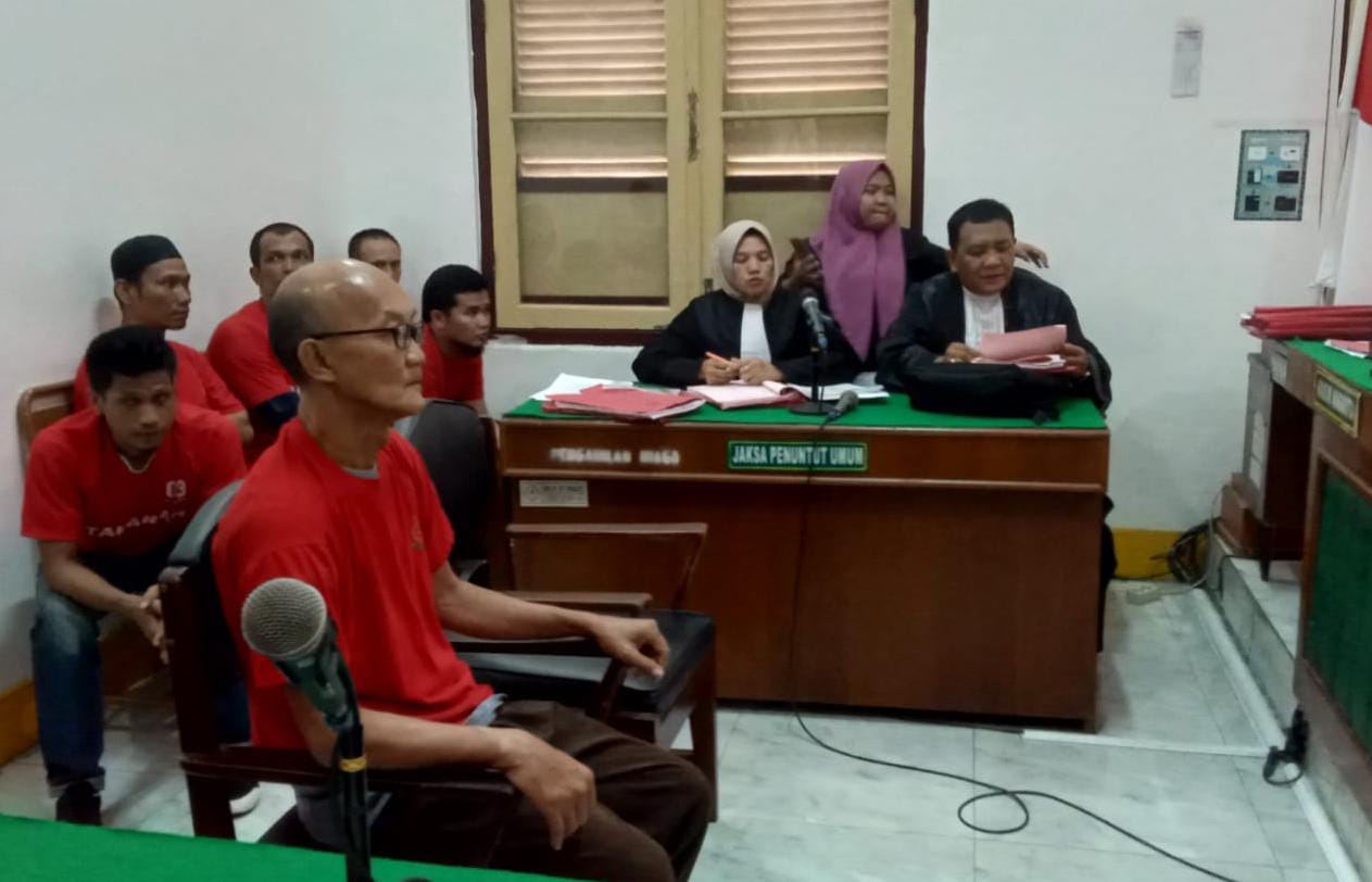 SIDANG PUTUSAN: Johanes Andy Tanbun Eugene alias Abun, terdakwa kasus pembunuhan menjalani sidang putusan di PN Medan, Kamis (8/5). FOTO: AGUSMAN/SUMUT POS