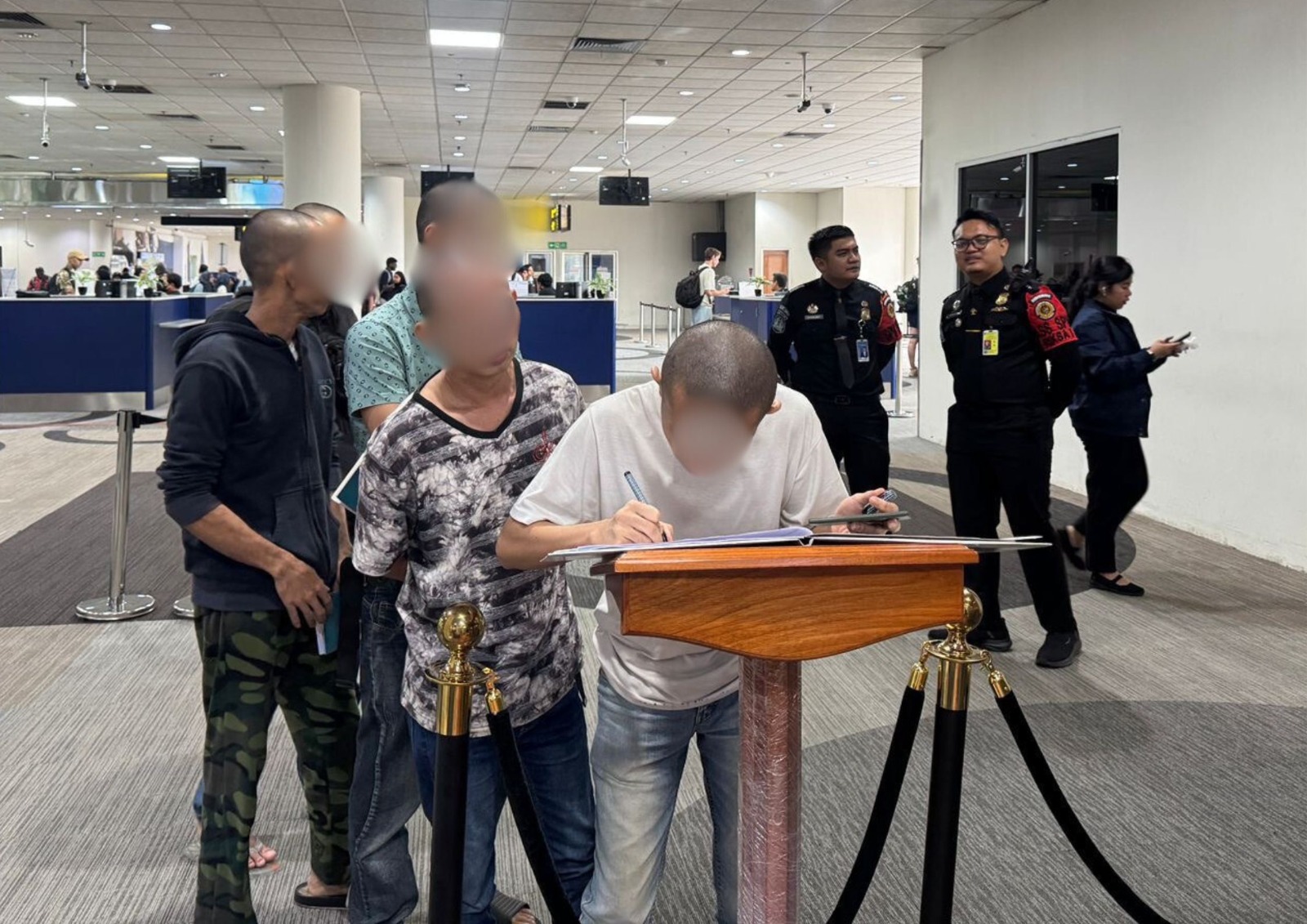 PULANG: Imigrasi Medan mengkawal ketat pemulangan WNI untuk mencegah perdagangan orang. (Dok: Imigrasi Medan)