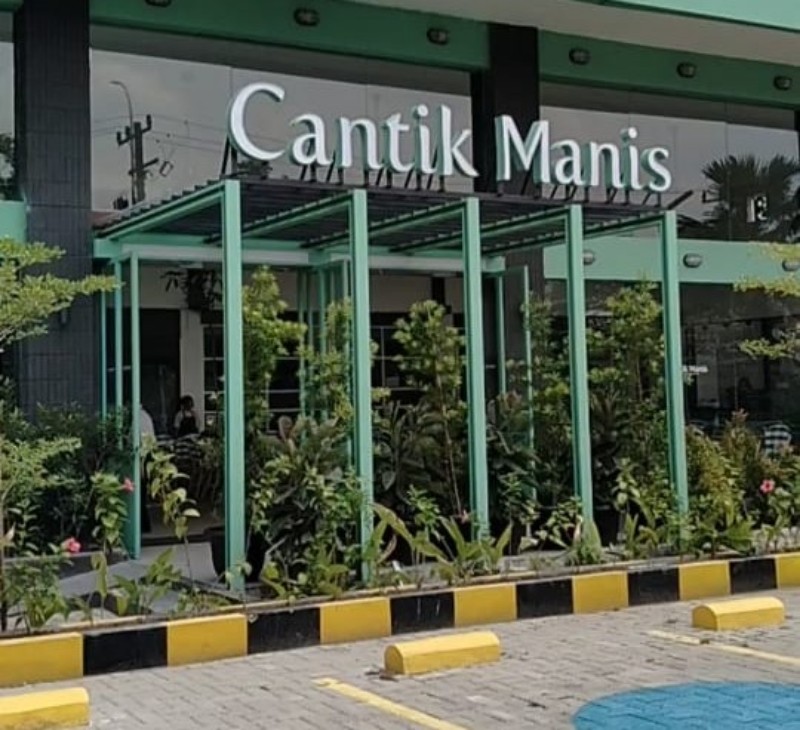 Cantik Manis Kafe berada di Jalan Gatot Subroto bersebelahan dengan Manhattan Times Square Medan.