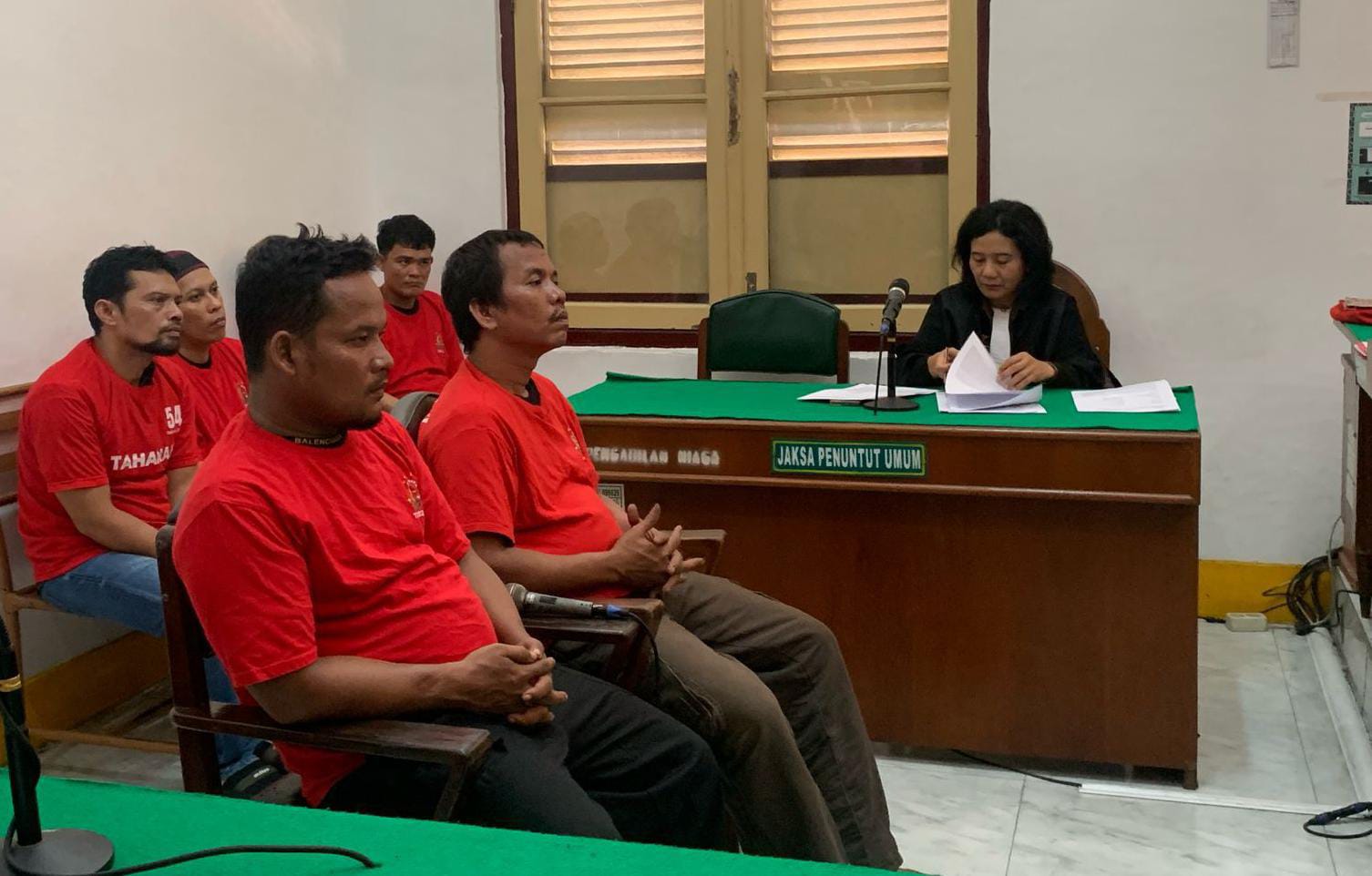 TUNTUTAN: Empat terdakwa kurir sabu-sabu, menjalani sidang tuntutan di PN Medan, Rabu (7/5/2025). FOTO: AGUSMAN/SUMUT POS