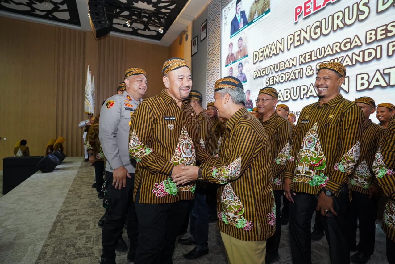 PELANTIKAN: Bupati Batubara H Baharuddin Siagian memberikan ucapan selamat kepada  Ketua DPD  Pujakesuma Batubara Dr Hadi Suriono SE MM pada pelantikan, Senin(5/5). Foto:Liberti H Haloho/ Sumut Pos