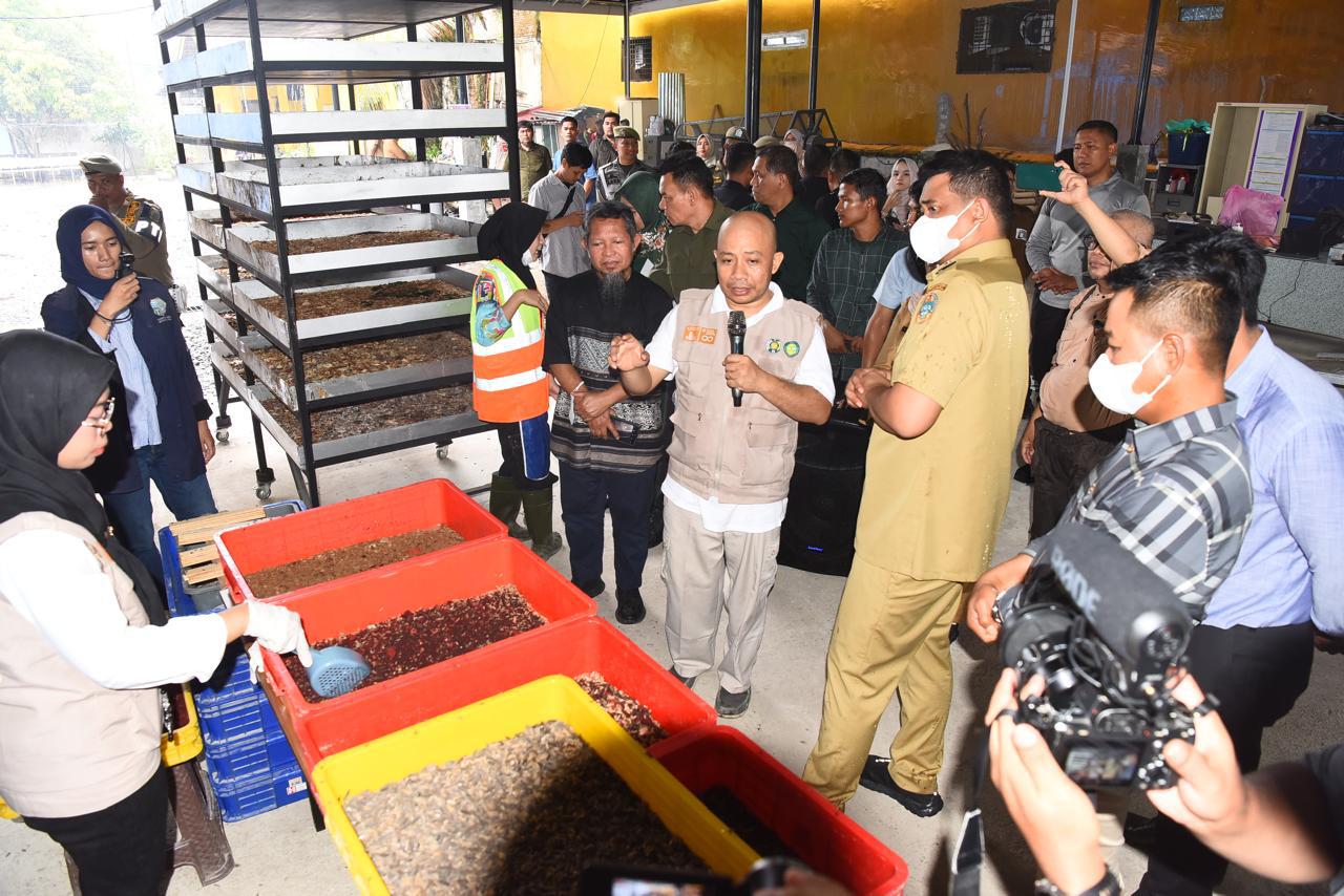 RESMIKAN: Rektor USU Prof Muryanto Amin bersama Gubernur Sumut Bobby Nasution, saat meresmikan TPST di TPST USU, Pintu 4, Kampus USU, Selasa (6/5). (Dokumen Humas USU)