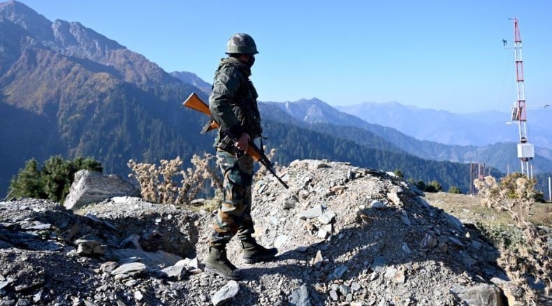 ILUSTRASI: Tentara India berjaga-jaga di perbatasan setelah India dan Pakistan terlibat baku tembak. foto: Inews.id
