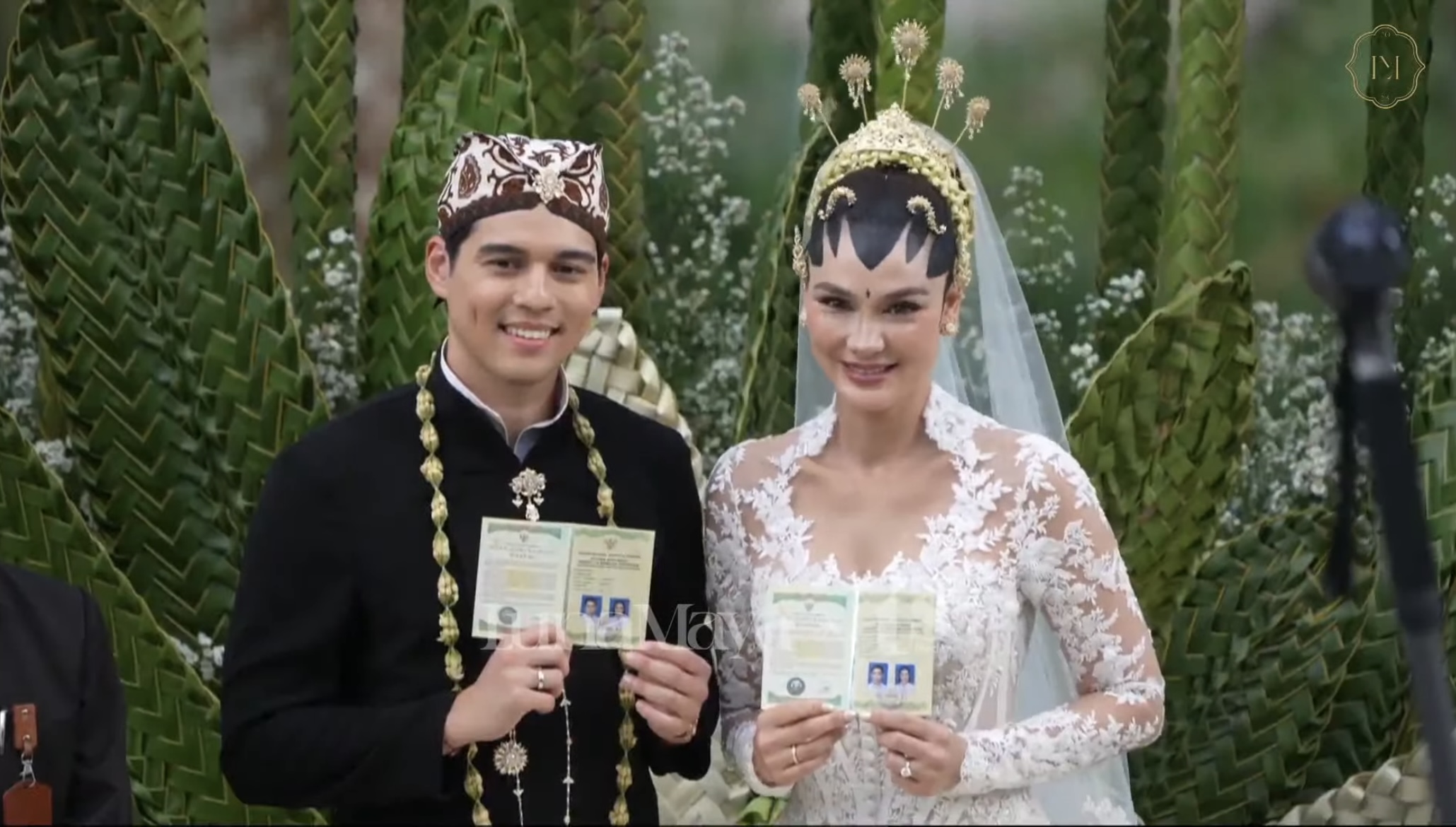 MENIKAH:  Luna Maya dan Maxime Bouttier tunjukkan buku nikah. FOTO: JAWA POS/SUMUT POS