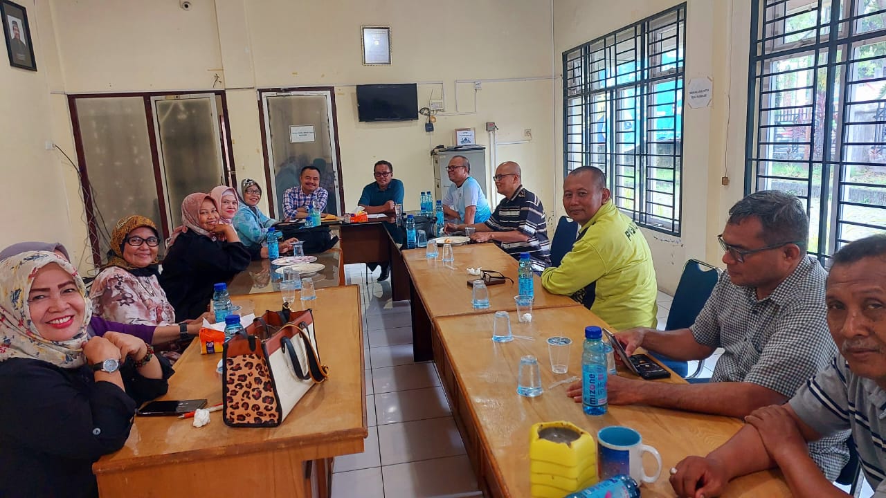 Ketua PWI Sumut, Farianda Putra Sinik SE ikut menghadiri rapat persiapan Family Ghatering PWI di gedung PWI Sumut Jalan Parada Harahap Medan. Istimewa/Sumut Pos