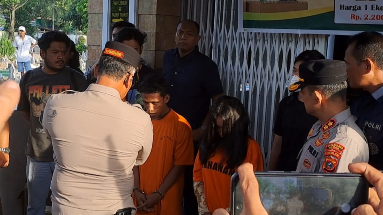 INTEROGASI: Kapolrestabes Medan, Kombes Pol Gidion Arif Setyawan, mengiterogasi kakak beradik pembuang bayi melalui paket ojol, Jumat (9/5/2025).  AGUSMAN/SUMUT POS
