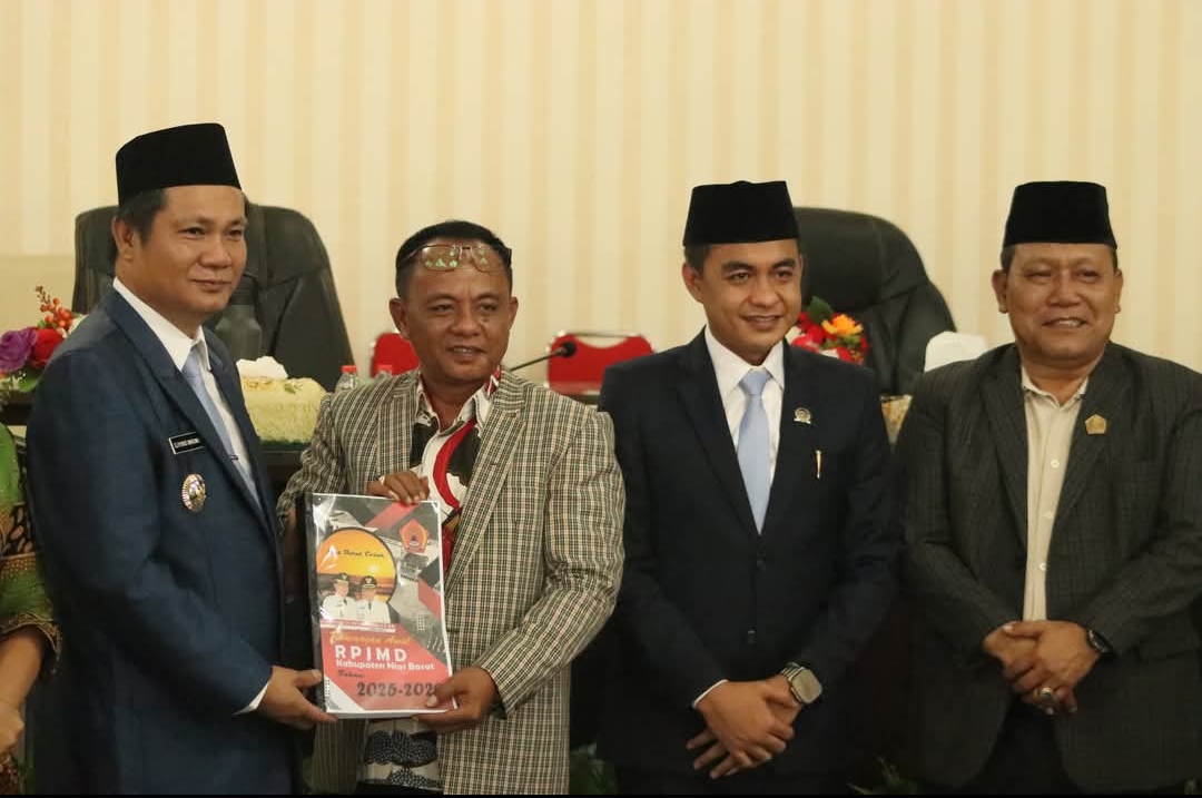 SAMPAIKAN: Bupati Nias Barat Eliyunus Waruwu, S.Pt., M.Si, serahkan lima visi pembangunan daerah kepada Ketua DPRD Nias Barat. Foto: Oloheta/Sumut Pos