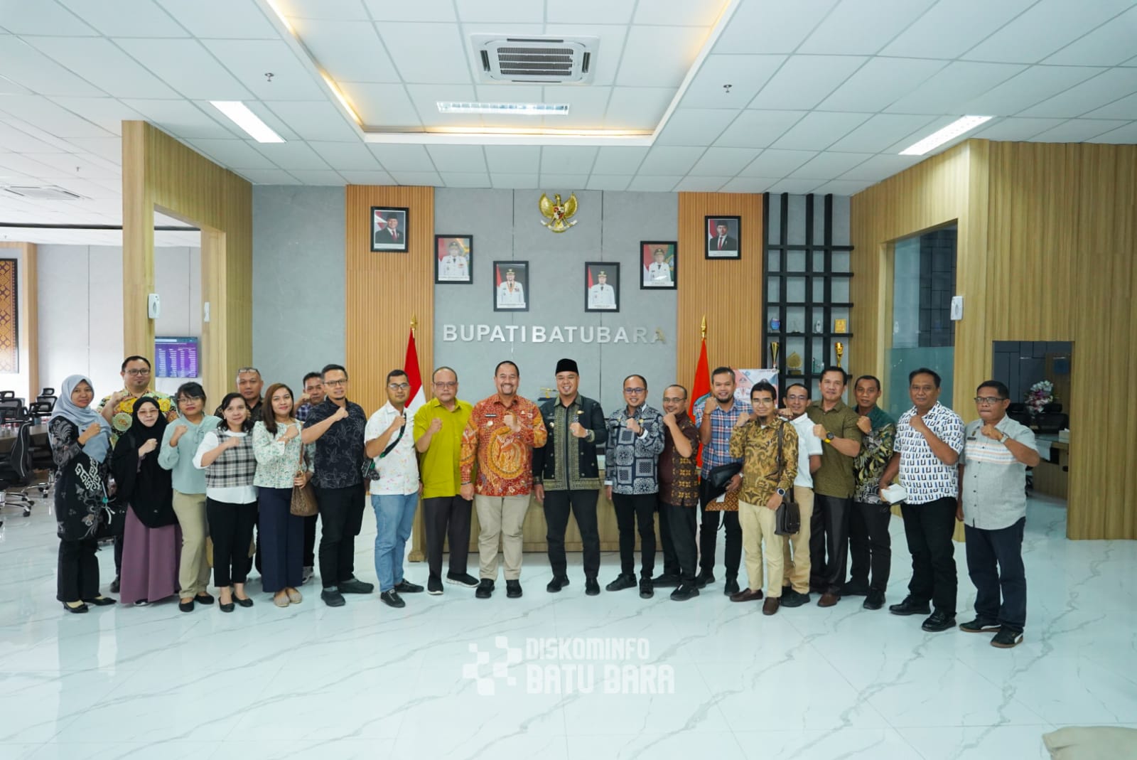 PAKTA INTEGRITAS: Bupati Batubara H Baharuddin Siagian dan Wakil Bupati Batubara Syafrizal foto bersama 23 dokter spesialis yang bertugas di RSUD H OK Arya Zulkarnain. FOTO: LIBERTI/SUMUT POS