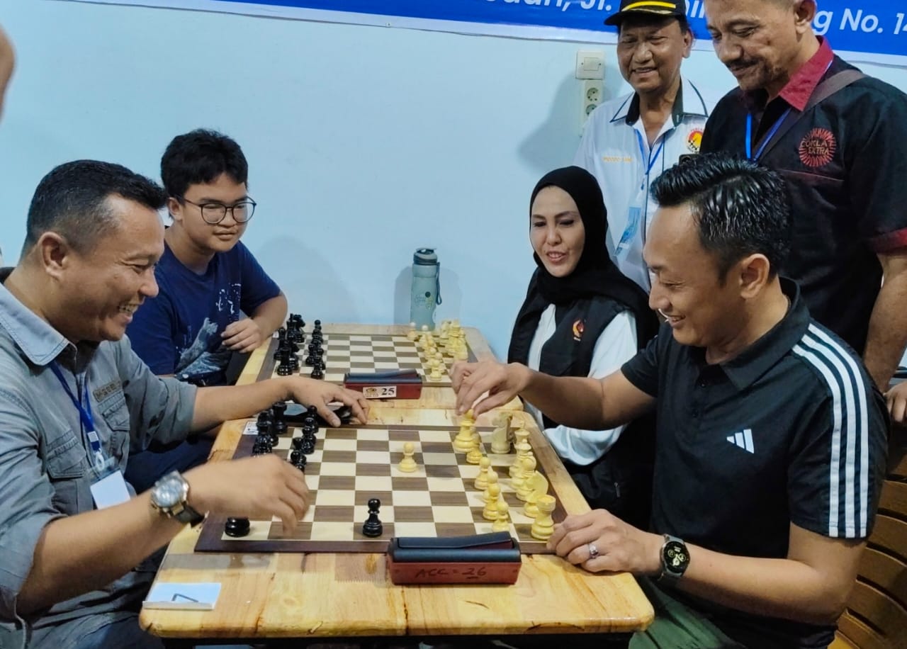 EKSEBISI: Ketua Umum KONI Medan Aswindy Fachrizal melakukan pertandingan eksebisi dengan Ketua Percasi Kota Medan Immanuel Marudut Simatupang. (Dok KONI Medan)