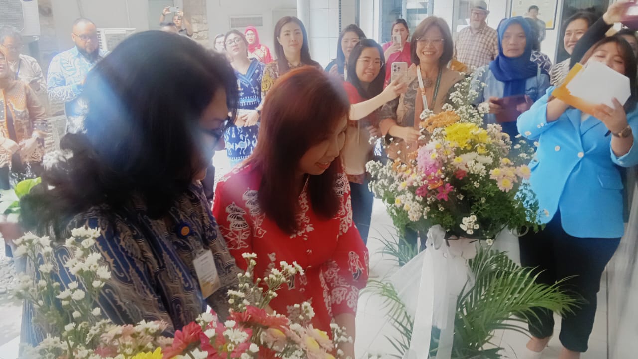 GUNTING PITA: Riana Suagiat dan Prof Dr Ivan Elisabeth Purba MKes meresmikan Smart Classroom di USM Indonesia, Jumat (9/5). (DEDDI MULIA PURBA/SUMUT POS)