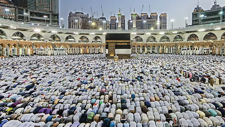 Jamaah haji saat melakukan ibadah salat di Masjidil Haram. (Dok: Kemenag).