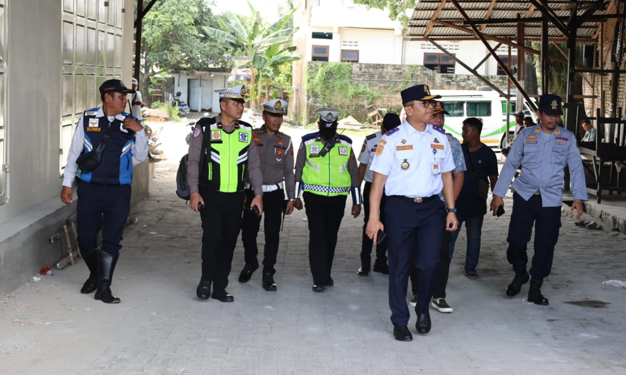 TERTIBKAN: Dishub Sumut bersama Satlantas Polrestabes Medan dan Dishub Kota Medan menertibkan bus AKDP dan AKAP yang masih menaikkan atau menurunkan penumpang di sepanjang Jalan Jamin Ginting.