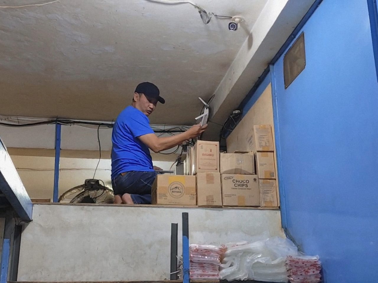 TUNJUKKAN: Vanthony Hyang saat menunjukkan tempat modem wifi yang ditemukan kabel sudah terputus diduga dilakukan oknum teknisi.Istimewa/Sumut Pos