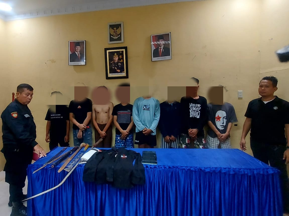 DIAMANKAN: Sembilan geng motor yang terlibat tawuran hingga 1 korban tewas diamankan berikut senjata tajam. FOTO: IKHSAN/SUMUT POS