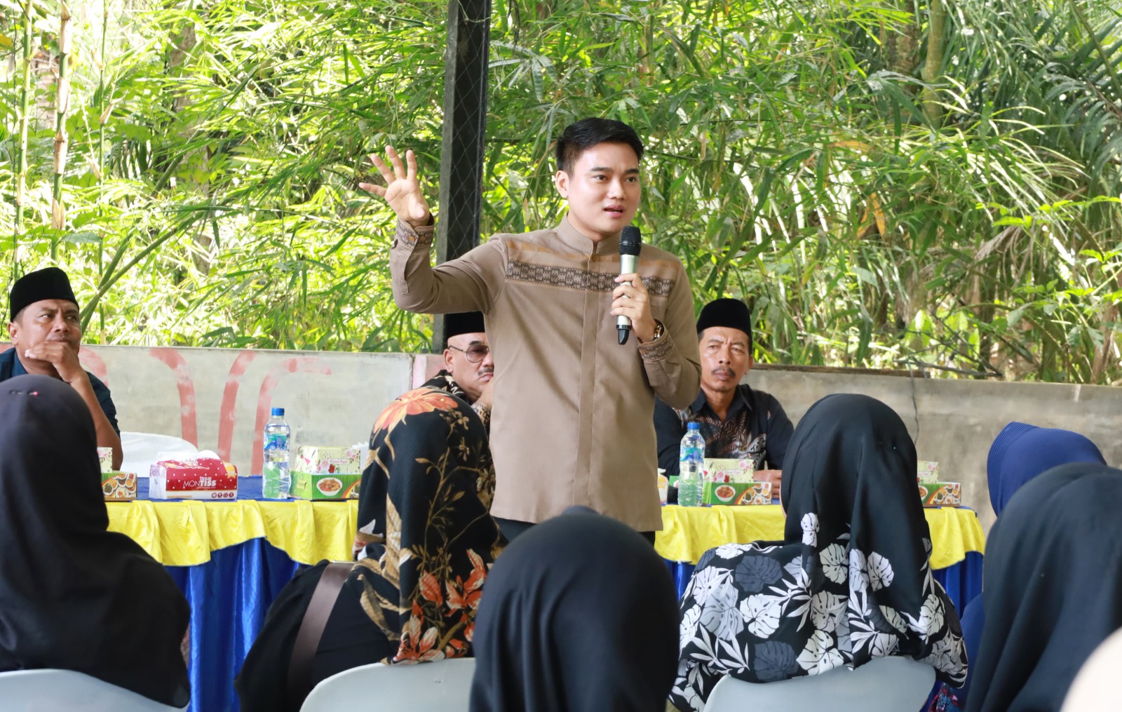 TAMPUNG: Wakil Ketua DPRD Sumut, Ricky Anthony saat bersilaturahmi dengan masyarakat Kecamatan Secanggang, Langkat. Istimewa/Sumut Pos