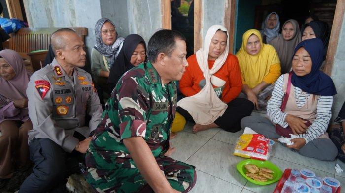 KELUARGA: Pangdam Siliwangi III, Mayjen TNI Dadang Arif Abdurahman menjenguk keluarga korban ledakan amunisi kedaluarsa di Garut, Selasa (13/5/2025).