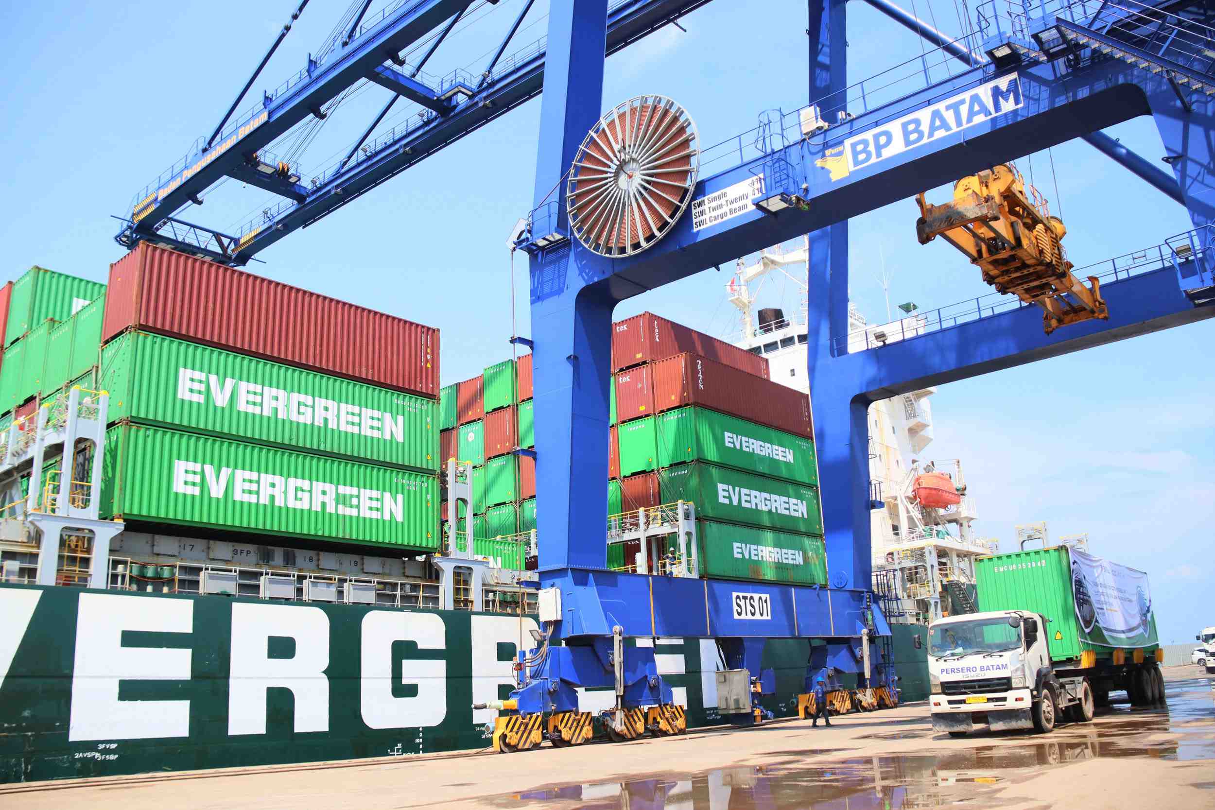PERDANA: PT Perseo Batam meresmikan pelayaran perdana, MV Ever Core dari evergreen Line. foto: iLUSTRASI/JAWA POS