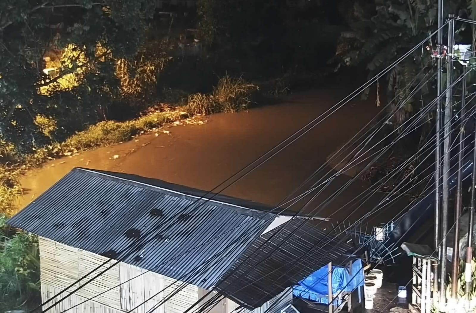 Kondisi Sungai di Jalan Gatot Subroto Medan (sebelah Universitas Panca Budi) yang mengalami kenaikan permukaan air pada Senin (12/5/2025) malam. foto: ISTIMEWA/SUMUT POS