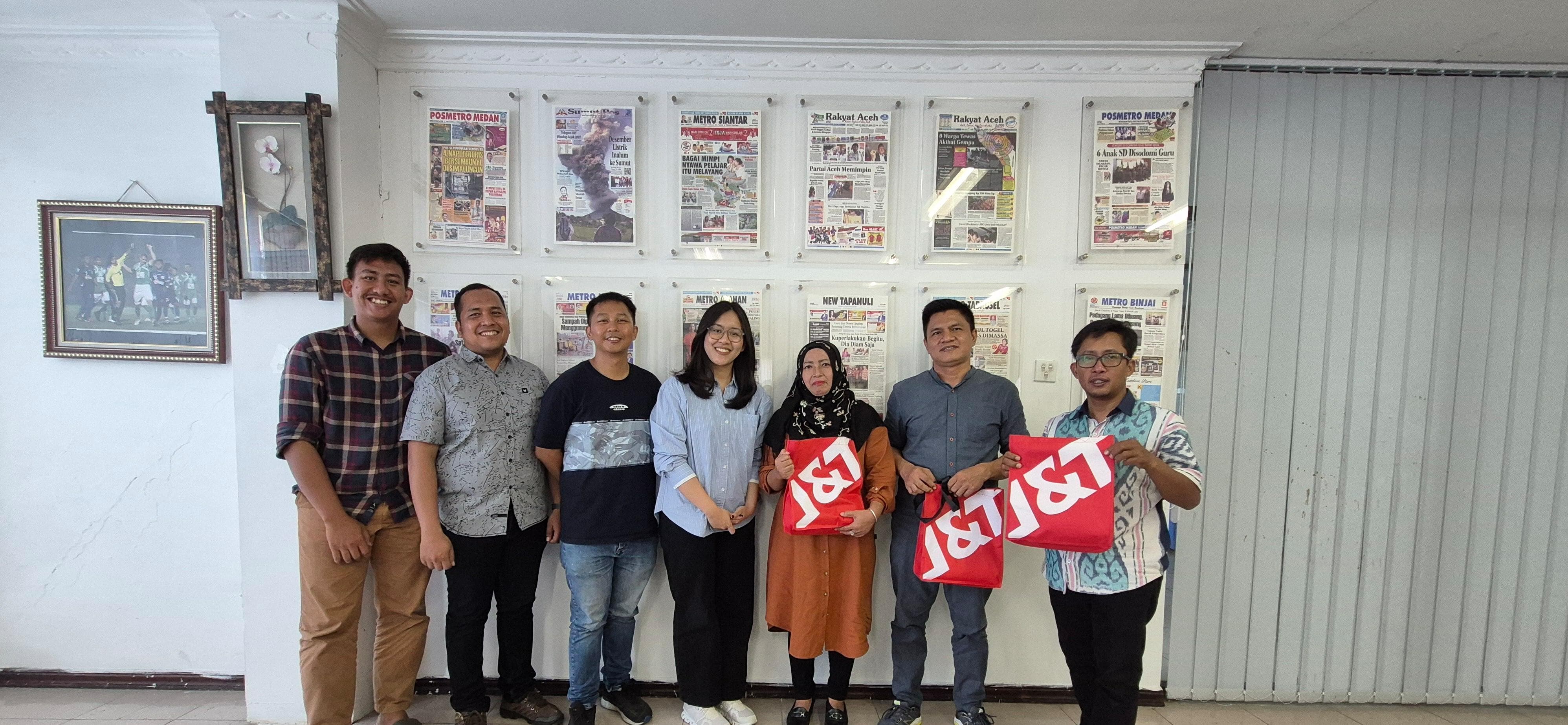 BERSAMA: Public Relations J&T Express, Febe Santoso, Business Development J&T Express Medan Benny, Social Media Officer J&T Express Medan Zulkarnain Lubis, dan Marketing Support J&T Express Medan.