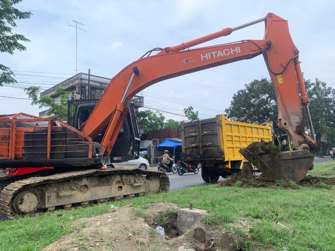 BONGKAR: ekskavator pihak BBJN membongkar median jalan di seputaran pintu tol bandar selamat. FOTO: ISTIMEWA/SUMUT POS