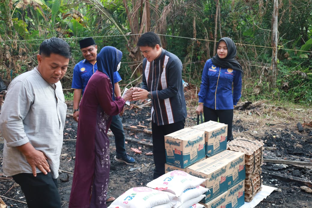 BANTUAN: Ricky Anthony, Pimpinan DPRD Sumut hadir menyerahkan bantuan kepada Jamiah, korban kebakaran di Padangtualang, Langkat. Istimewa/Sumut Pos