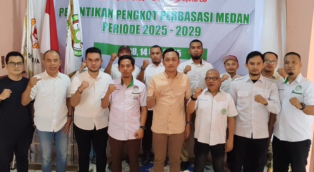 BERSAMA: Ketua Umum KONI Medan Aswindy Fachrizal bersama pengurus Perbasasi Kota Medan pada pelantikan di Komplek Tasbi I, Medan, Rabu (14/5/2025). (dok KONI Medan)