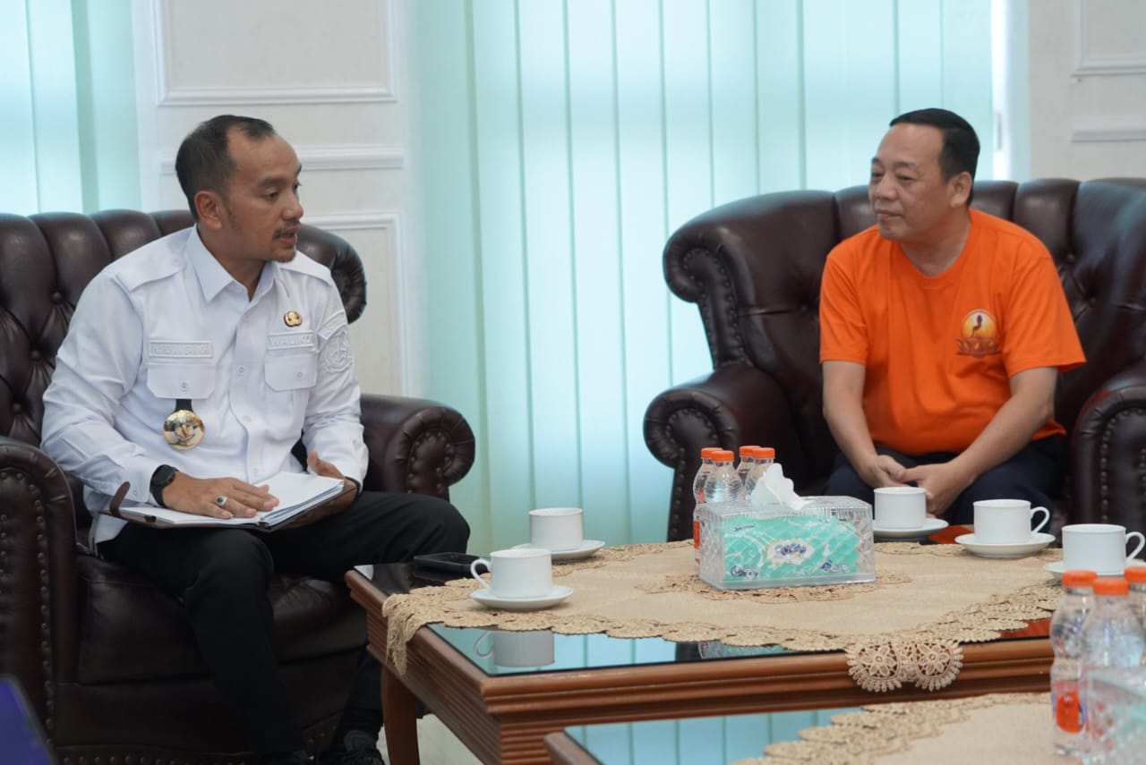 ERIMA: Wali Kota Iman Iman Irdian Saragih menerima Ketua Panitia Perayaan Pawai Waisak tahun 2025 dr Sim Siyen di Gedung Balai Kota Jalan Sutomo Kota Tebingtinggi. ISTIMEWA/SUMUT POS