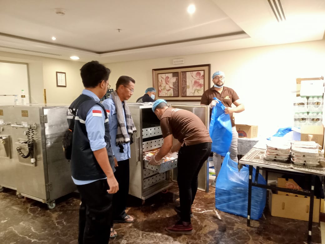 DISTRIBUSI: Ketua Kloter 8 Embarkasi Medan, memantau distribusi konsumsi bagi jamaah haji. (Ist)