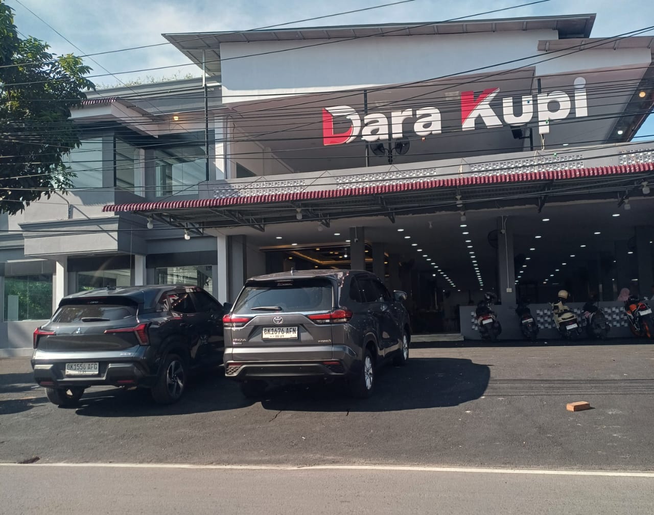 ASPAL: Dara Kupi telah mengaspal trotoar yang berada di depan tempat usahanya. Foto : Markus Pasaribu/Sumut Pos