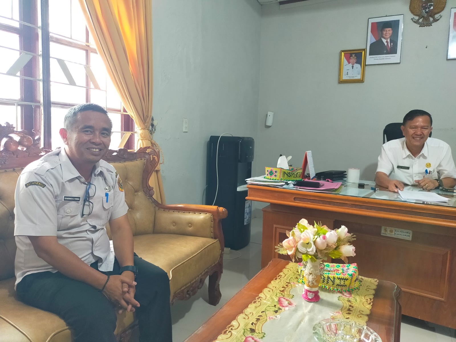 TANGGAPAN:  Inspektur Kabupaten Dairi, Eddy Banurea didampingi Irban Khusus, Sunawar Purba memberikan tanggapan terkait mangkraknya pekerjaan fisik DD Gunung Sitember TAA 2024.RUDY SITANGGANG