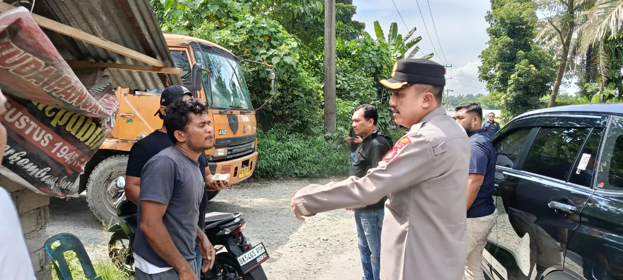 PENINDAKAN: Kapolres Binjai, AKBP Bambang Christanto Utomo saat turun langsung melakukan penindakan di Kecamatan Selesai, Langkat. Istimewa/Sumut Pos