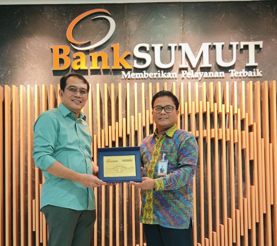 Anggota DPD RI Penrad Siagian bersama Direktur Utama Bank Sumut Babay Parid Wazdi.