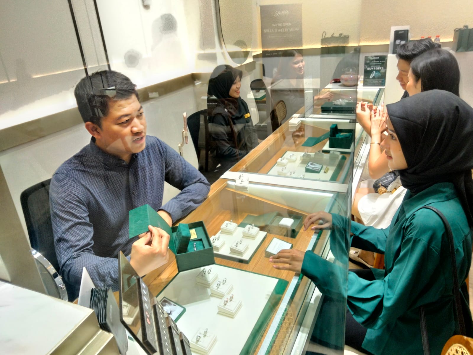 Gerai Spilla Jewelry langsung diserbu pengunjung di hari pertama pembukaannya di Kota Medan, Jumat (16/5).
