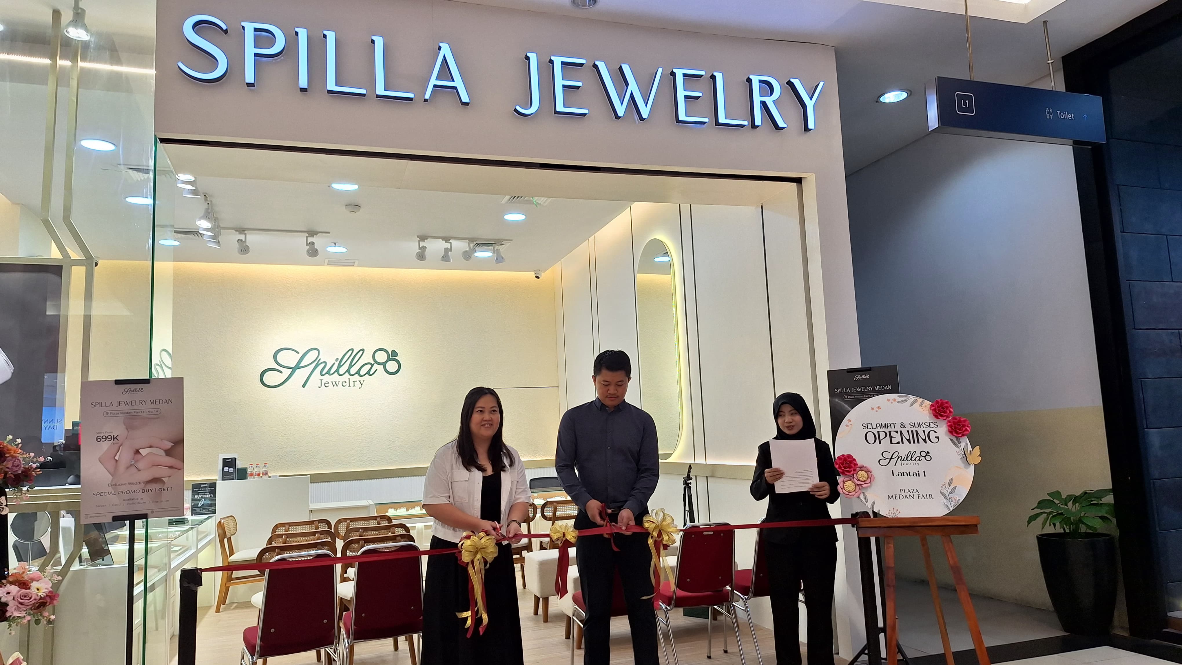 DIRESMIKAN: CEO Spilla Jewelry, Aria Fiadzima Salaksa mengunting pita tanda dibukanya gerai Spilla Jewelry  di Plaza Medan Fair Lt.1 No. 1 H, Jumat (16/5/2025). FOTO: TRIADI/SUMUT POS
