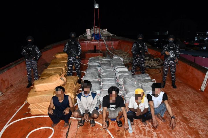 TERSANGKA: TNI AL saat menunjukkan bukti dan tersangka penyeludupan narkoba sejumlah 1,9 ton di tanjung balai karimun.