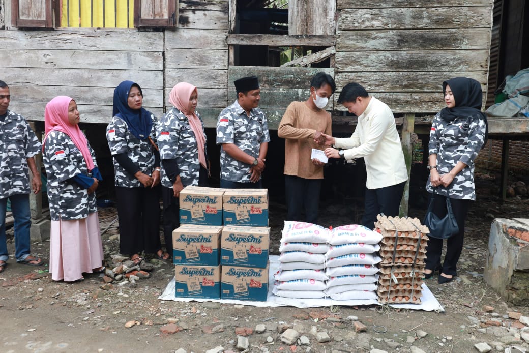 BANTUAN: Pimpinan DPRD Sumut, Ricky Anthony saat memberikan bantuan kepada korban kebakaran di Hinai, Langkat.Istimewa/Sumut Pos
